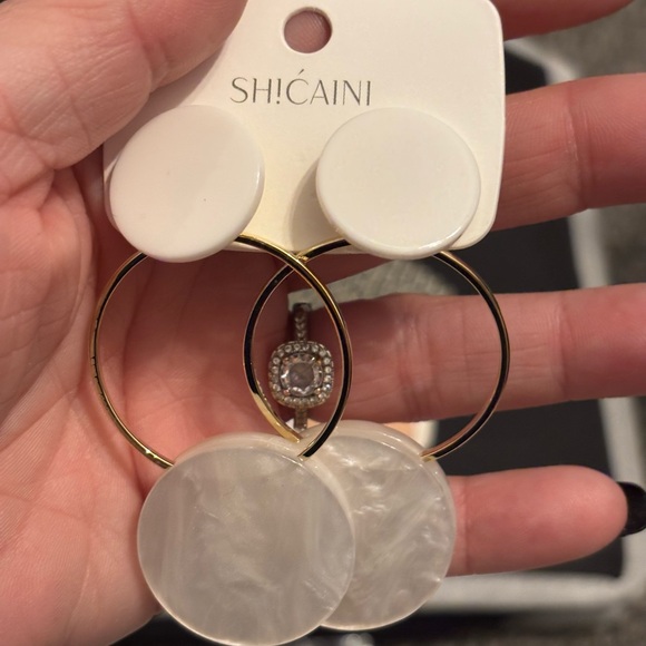 NEW 6 pair of high end acrylic pierced earrings - Picture 3 of 7